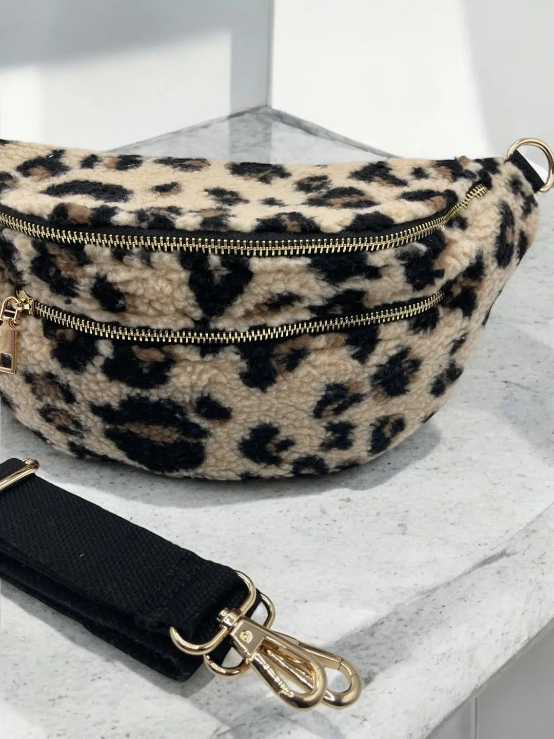 Sac banane XL peluche moumoute 2 poches léopard beige marron Le Petit Placard