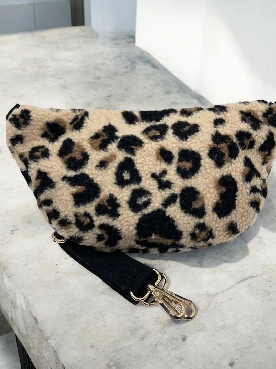 Sac banane XL peluche moumoute 2 poches léopard beige marron Le Petit Placard