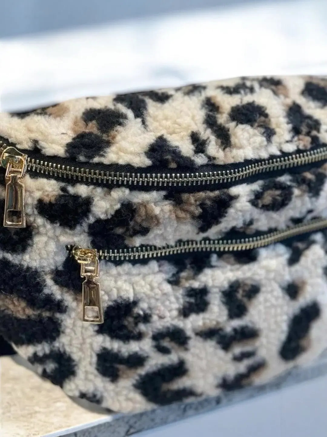 Sac banane XL peluche moumoute 2 poches léopard beige marron Le Petit Placard