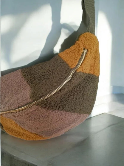 Colorblock sherpa sac banane with zipper, trendy accessory at Le Petit Placard