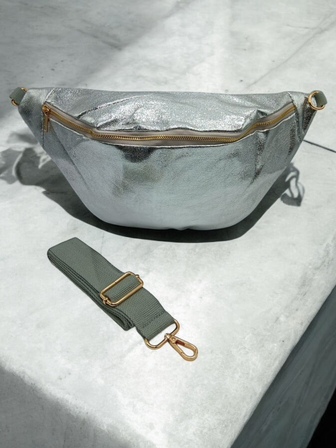 Sac banane XL simili cuir argenté irisé mousquetons dorés Le Petit Placard