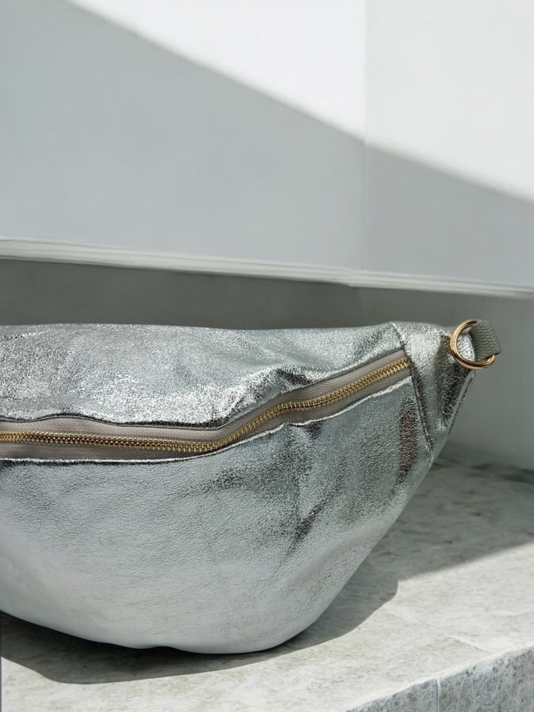 Sac banane XL simili cuir argenté irisé mousquetons dorés Le Petit Placard