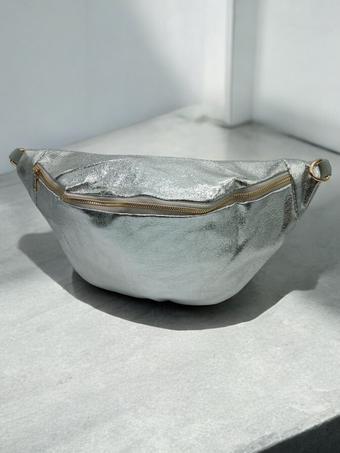 Sac banane XL simili cuir argenté irisé mousquetons dorés Le Petit Placard