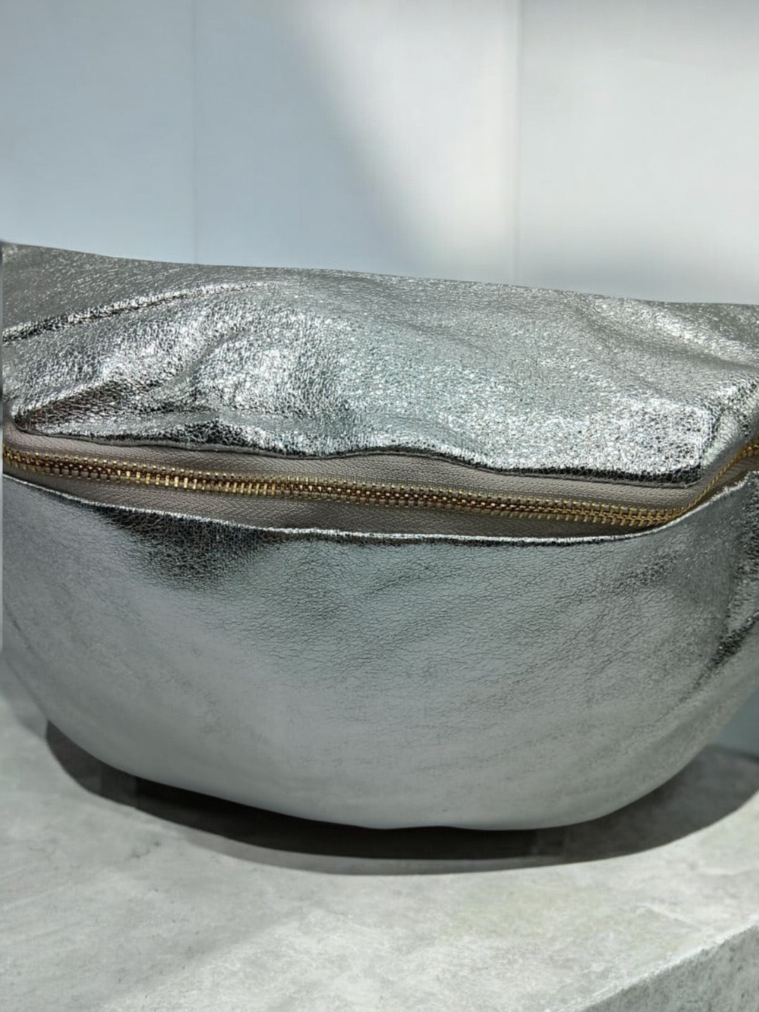 Sac banane XL simili cuir argenté irisé mousquetons dorés Le Petit Placard