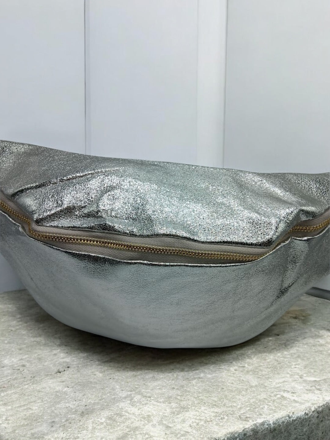 Sac banane XL simili cuir argenté irisé mousquetons dorés Le Petit Placard