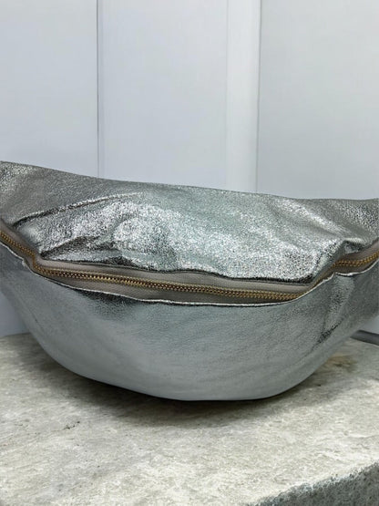 Sac banane XL simili cuir argenté irisé mousquetons dorés Le Petit Placard