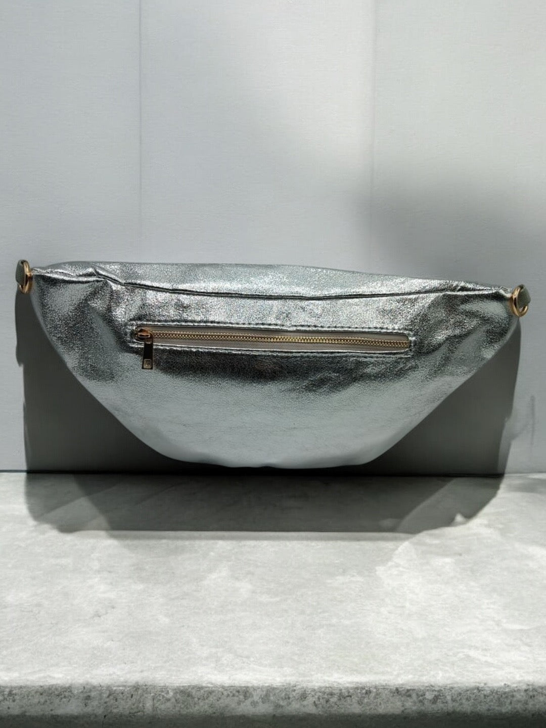 Sac banane XL simili cuir argenté irisé mousquetons dorés Le Petit Placard
