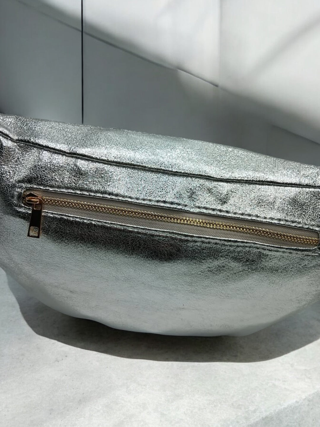 Sac banane XL simili cuir argenté irisé mousquetons dorés Le Petit Placard