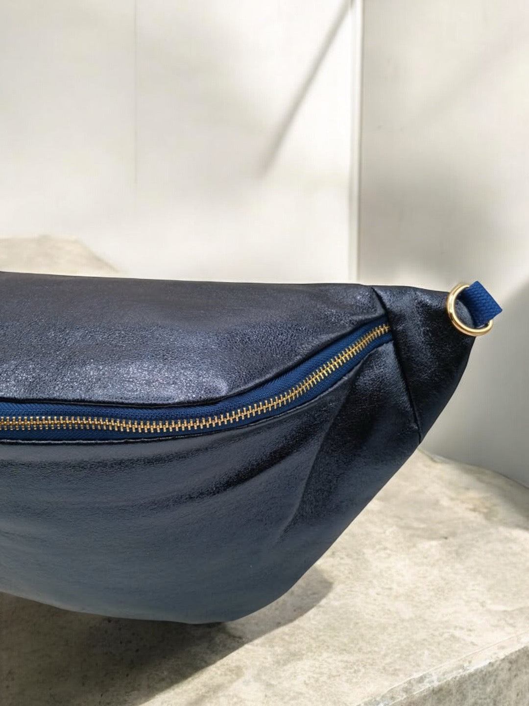 Sac banane XL simili cuir bleu irisé mousquetons dorés Le Petit Placard