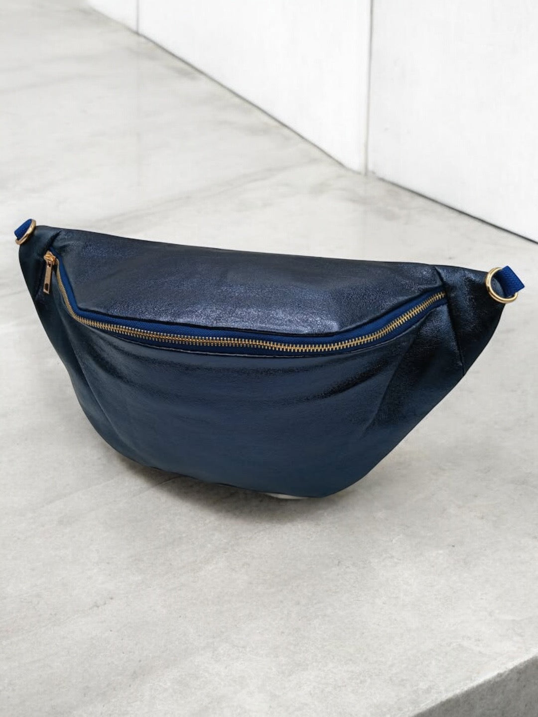 Sac banane XL simili cuir bleu irisé mousquetons dorés Le Petit Placard
