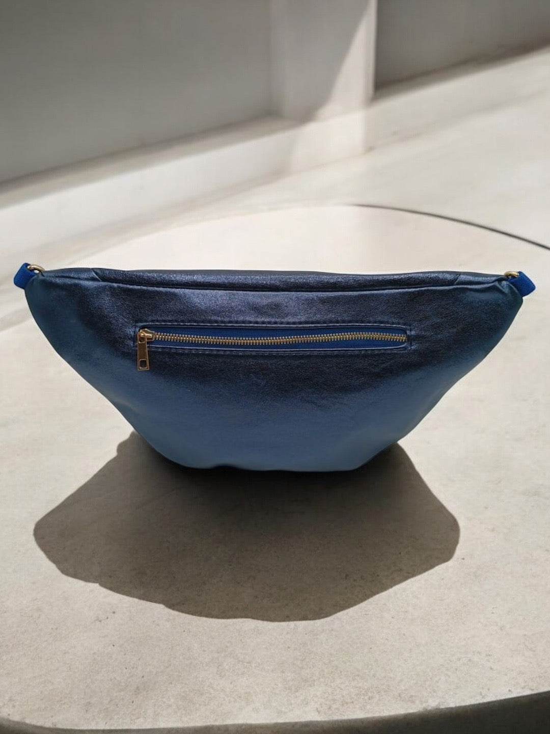 Sac banane XL simili cuir bleu irisé mousquetons dorés Le Petit Placard