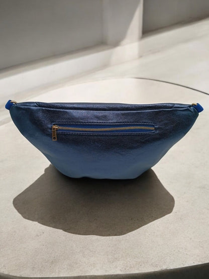 Sac banane XL simili cuir bleu irisé mousquetons dorés Le Petit Placard