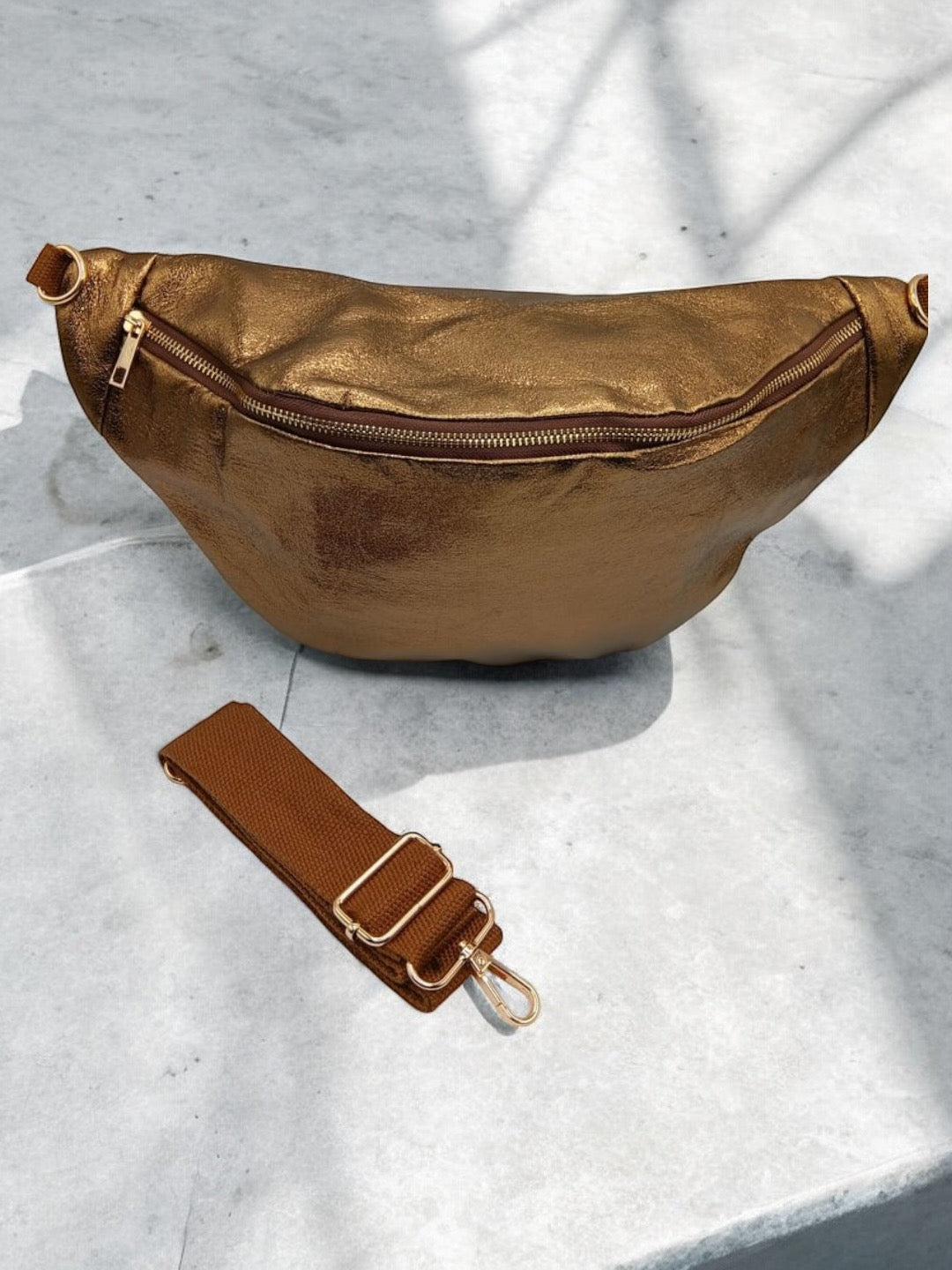 Sac banane XL simili cuir bronze irisé mousquetons dorés Le Petit Placard