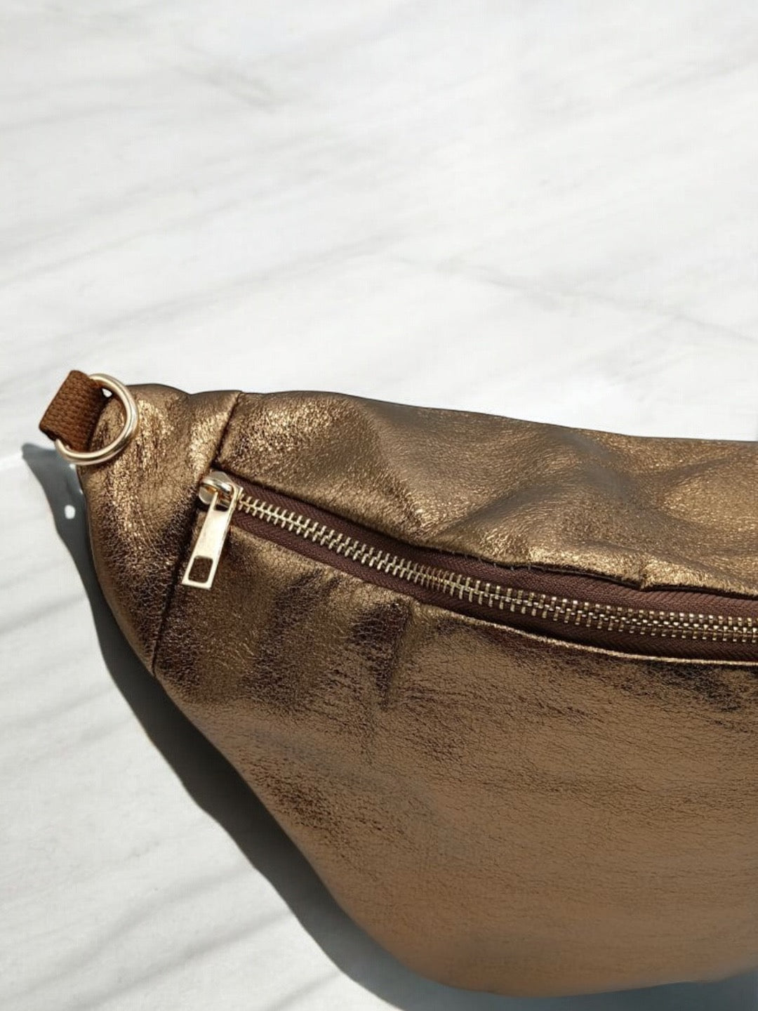 Sac banane XL simili cuir bronze irisé mousquetons dorés Le Petit Placard