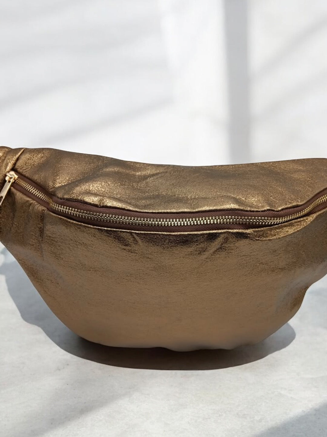 Sac banane XL simili cuir bronze irisé mousquetons dorés Le Petit Placard