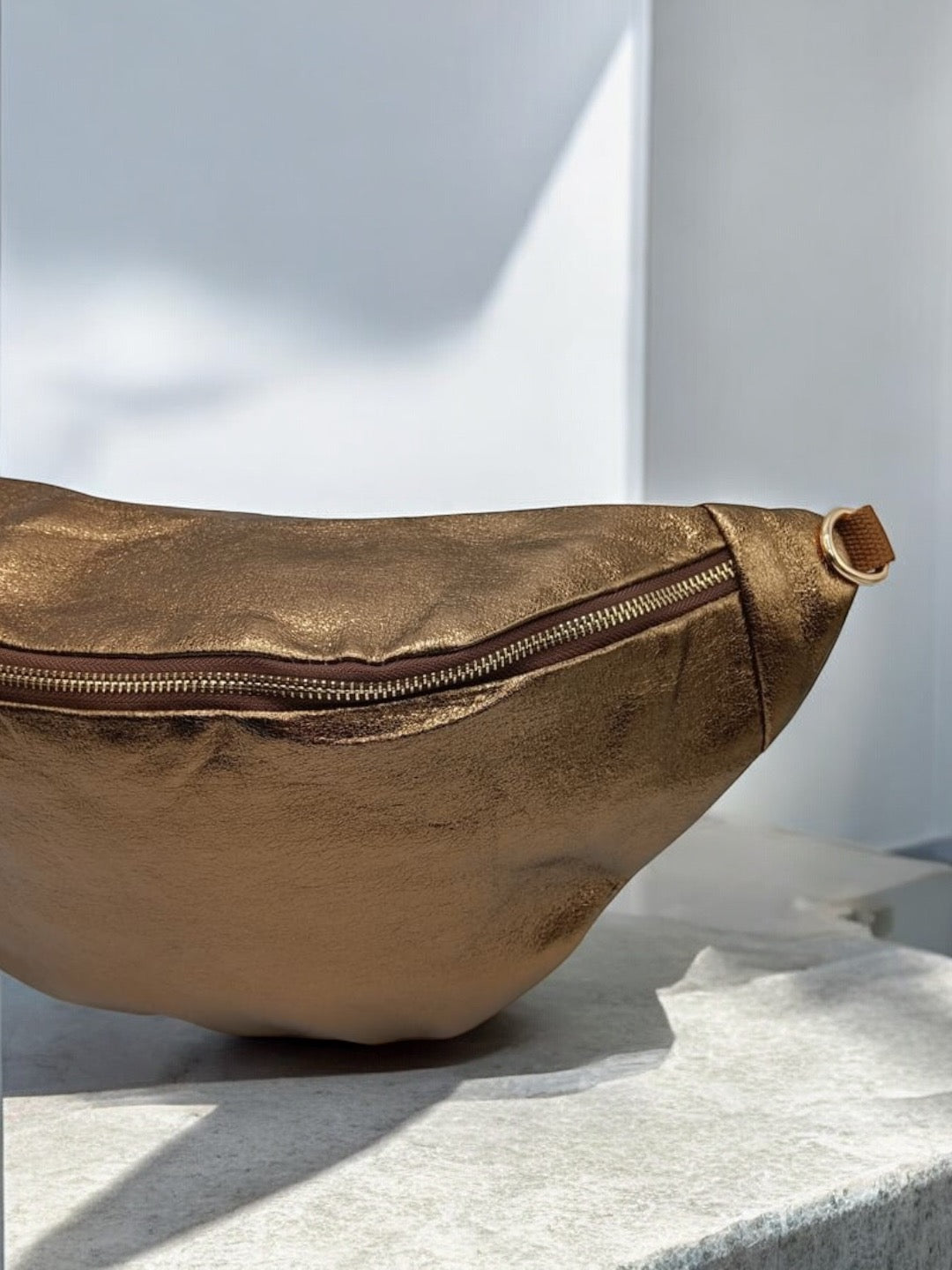 Sac banane XL simili cuir bronze irisé mousquetons dorés Le Petit Placard