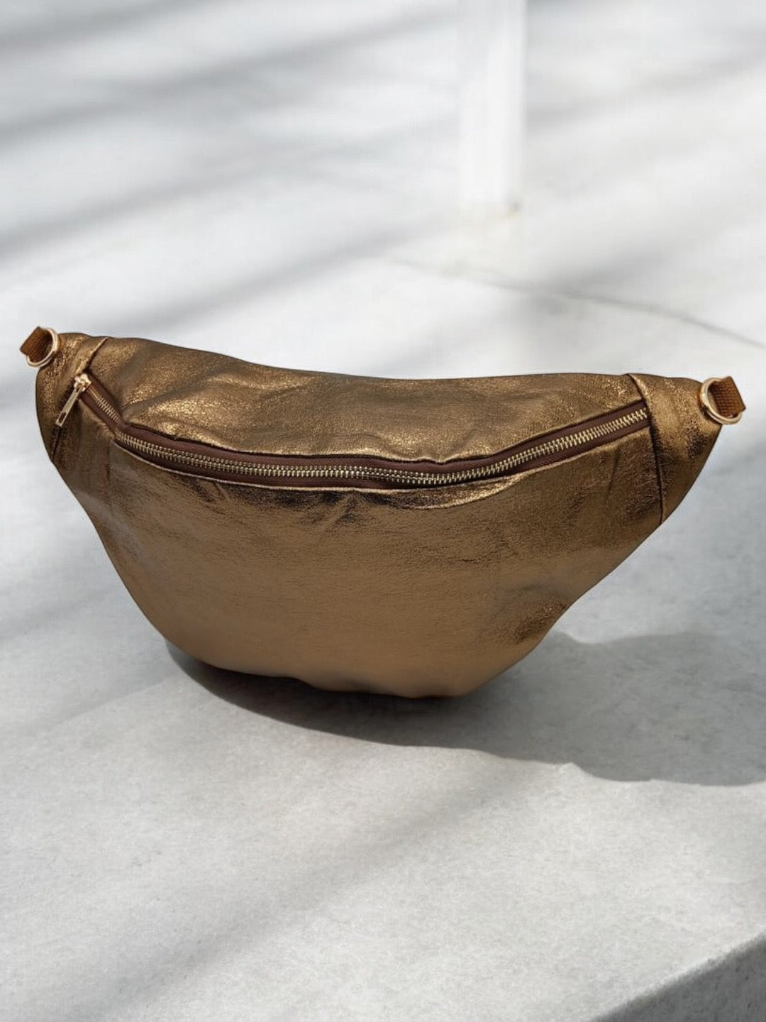 Sac banane XL simili cuir bronze irisé mousquetons dorés Le Petit Placard