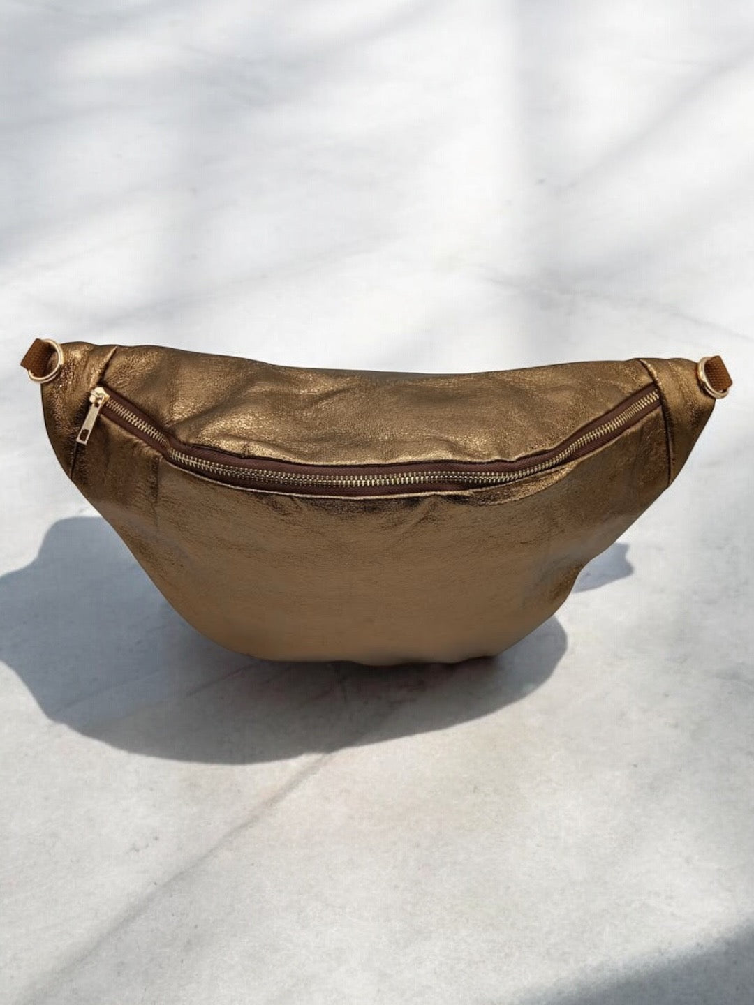 Sac banane XL simili cuir bronze irisé mousquetons dorés Le Petit Placard