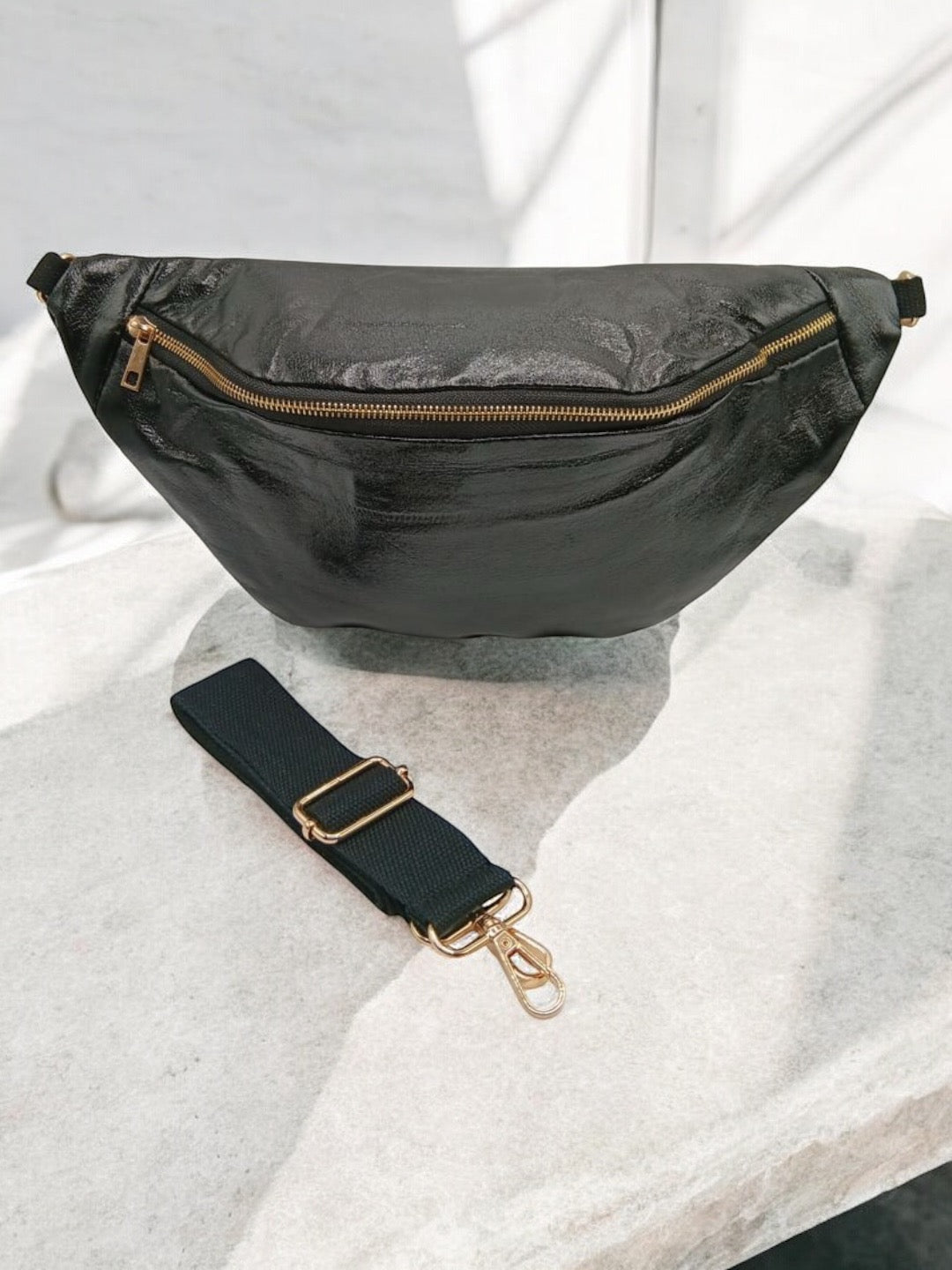Sac banane XL simili cuir noir irisé mousquetons dorés Le Petit Placard