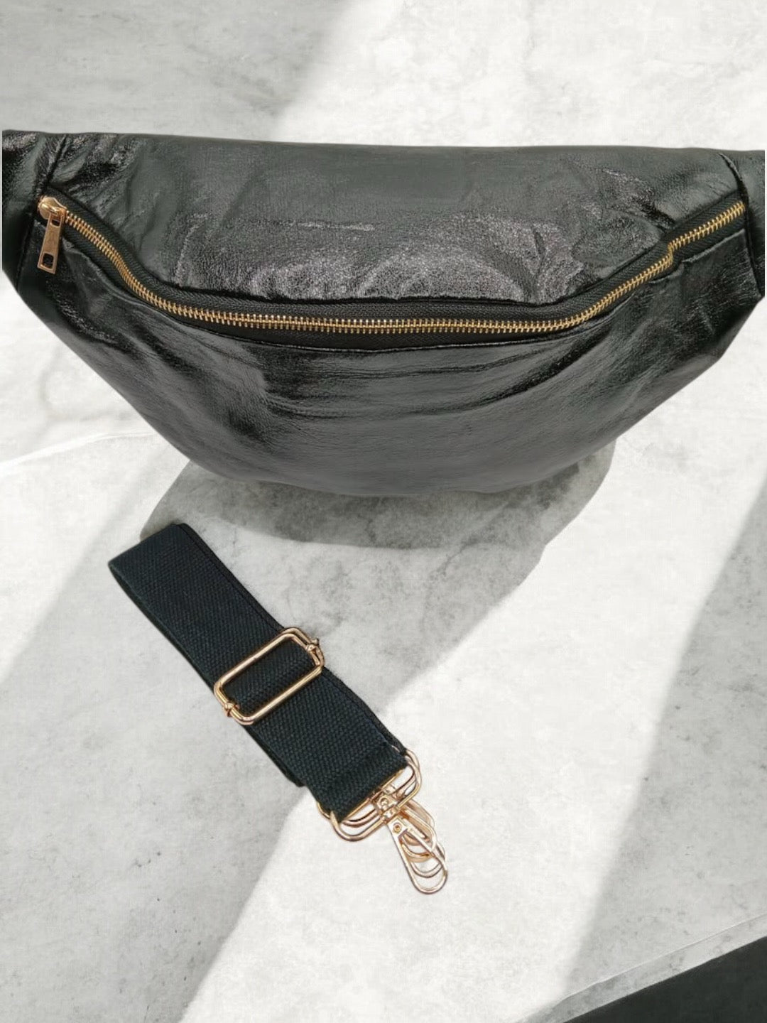 Sac banane XL simili cuir noir irisé mousquetons dorés Le Petit Placard
