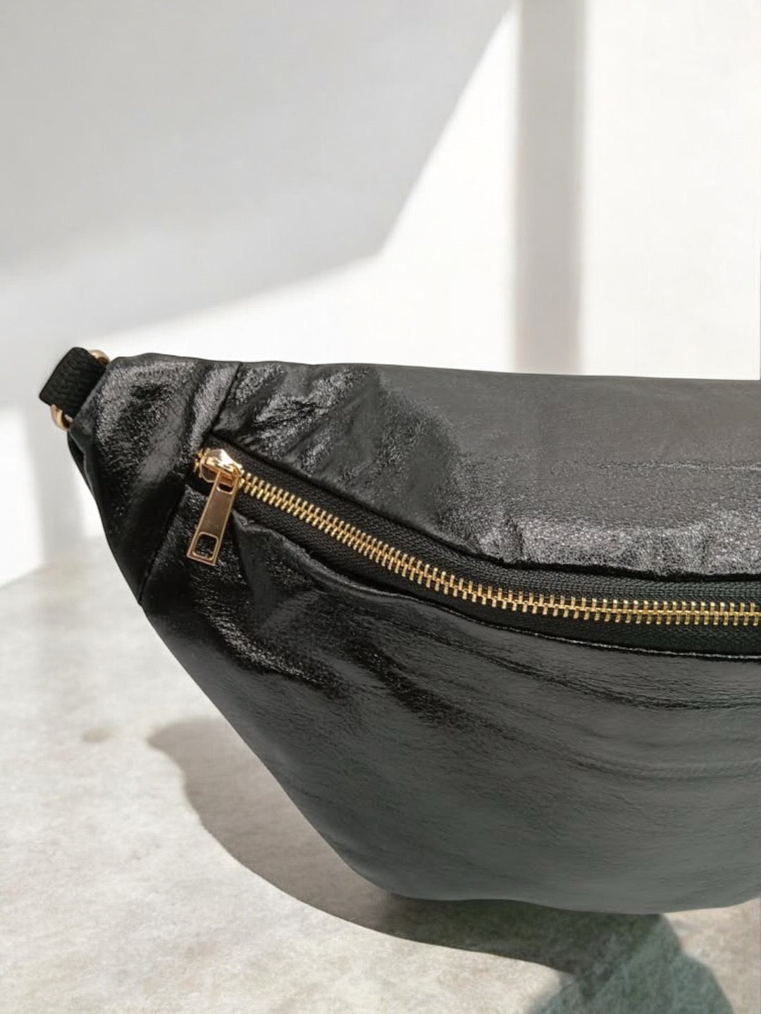 Sac banane XL simili cuir noir irisé mousquetons dorés Le Petit Placard