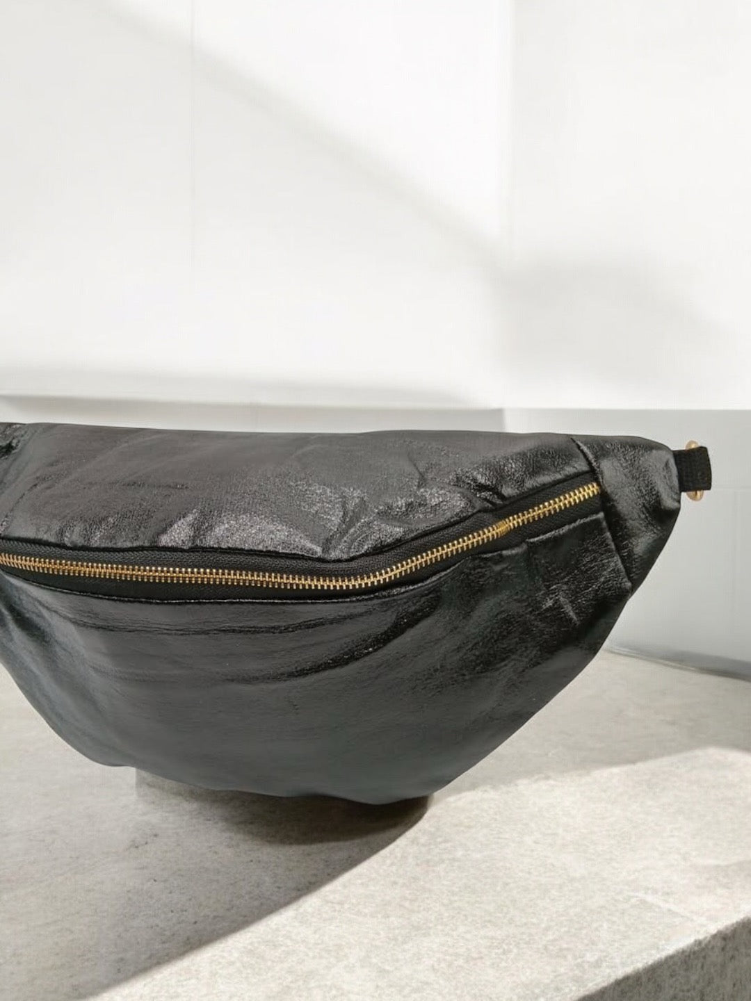Sac banane XL simili cuir noir irisé mousquetons dorés Le Petit Placard