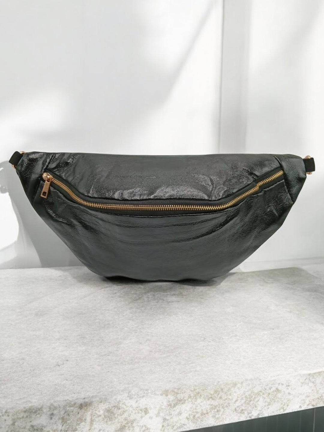 Sac banane XL simili cuir noir irisé mousquetons dorés Le Petit Placard