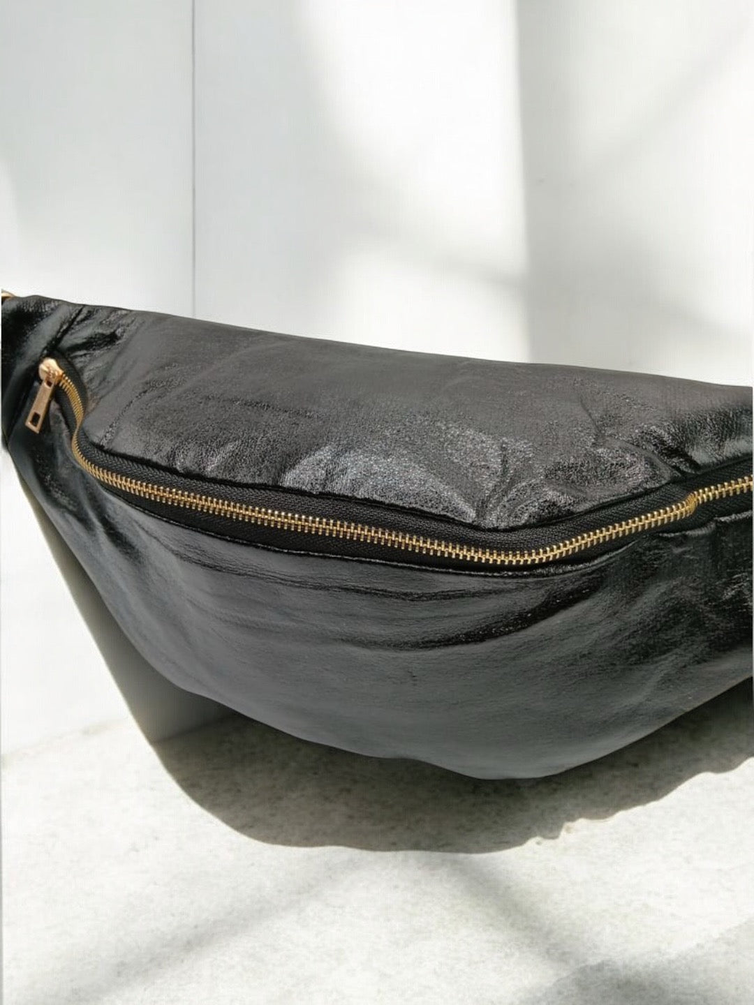 Sac banane XL simili cuir noir irisé mousquetons dorés Le Petit Placard
