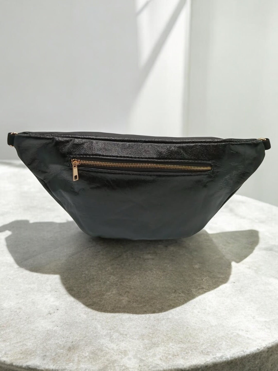 Sac banane XL simili cuir noir irisé mousquetons dorés Le Petit Placard