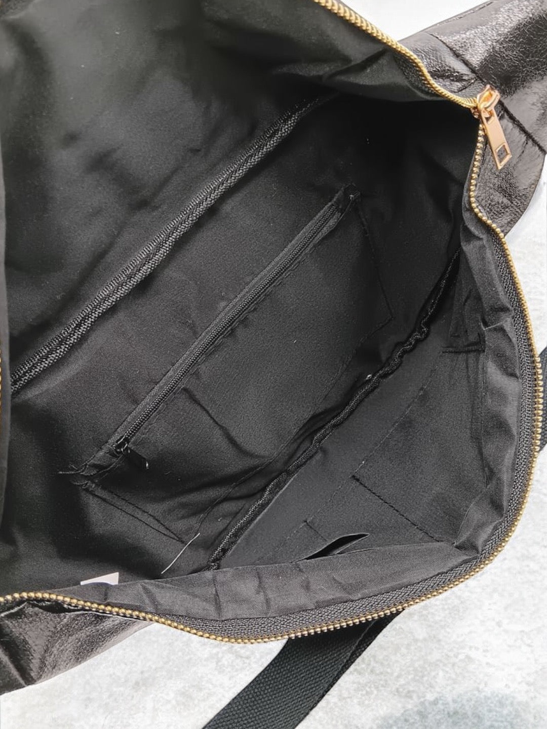 Sac banane XL simili cuir noir irisé mousquetons dorés Le Petit Placard