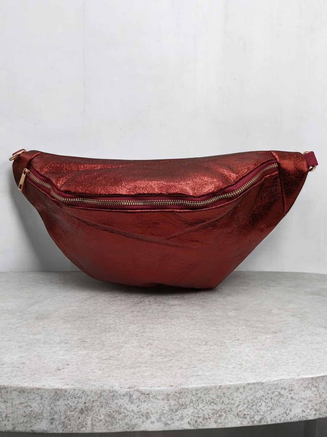 Sac banane XL simili cuir rouge bordeaux irisé mousquetons dorés Le Petit Placard