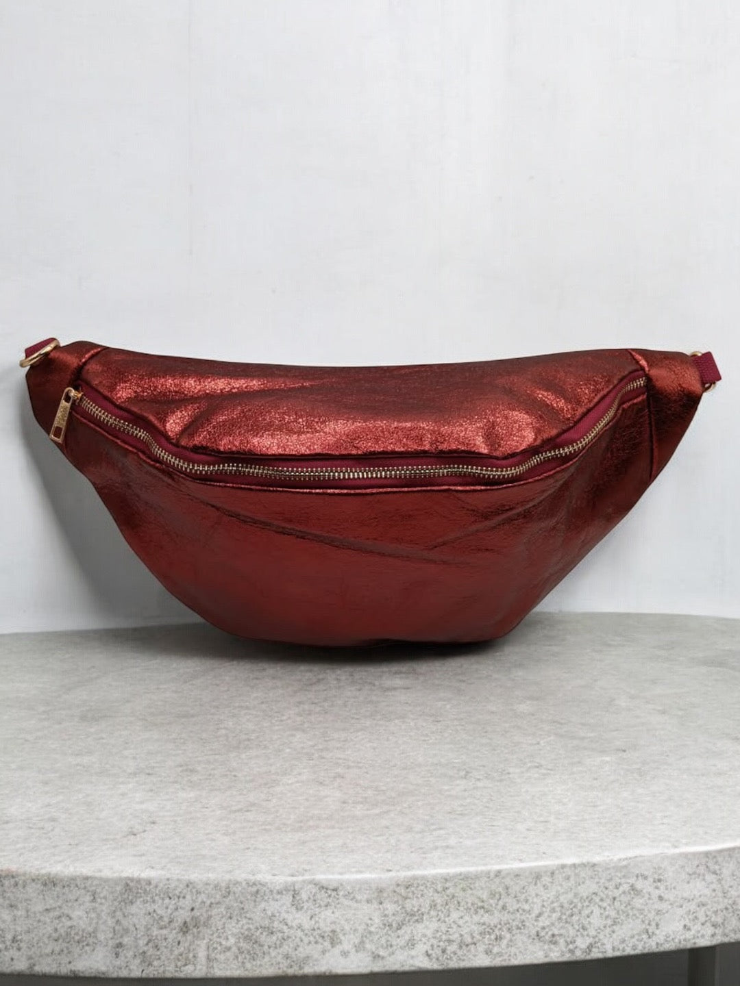 Sac banane XL simili cuir rouge bordeaux irisé mousquetons dorés Le Petit Placard