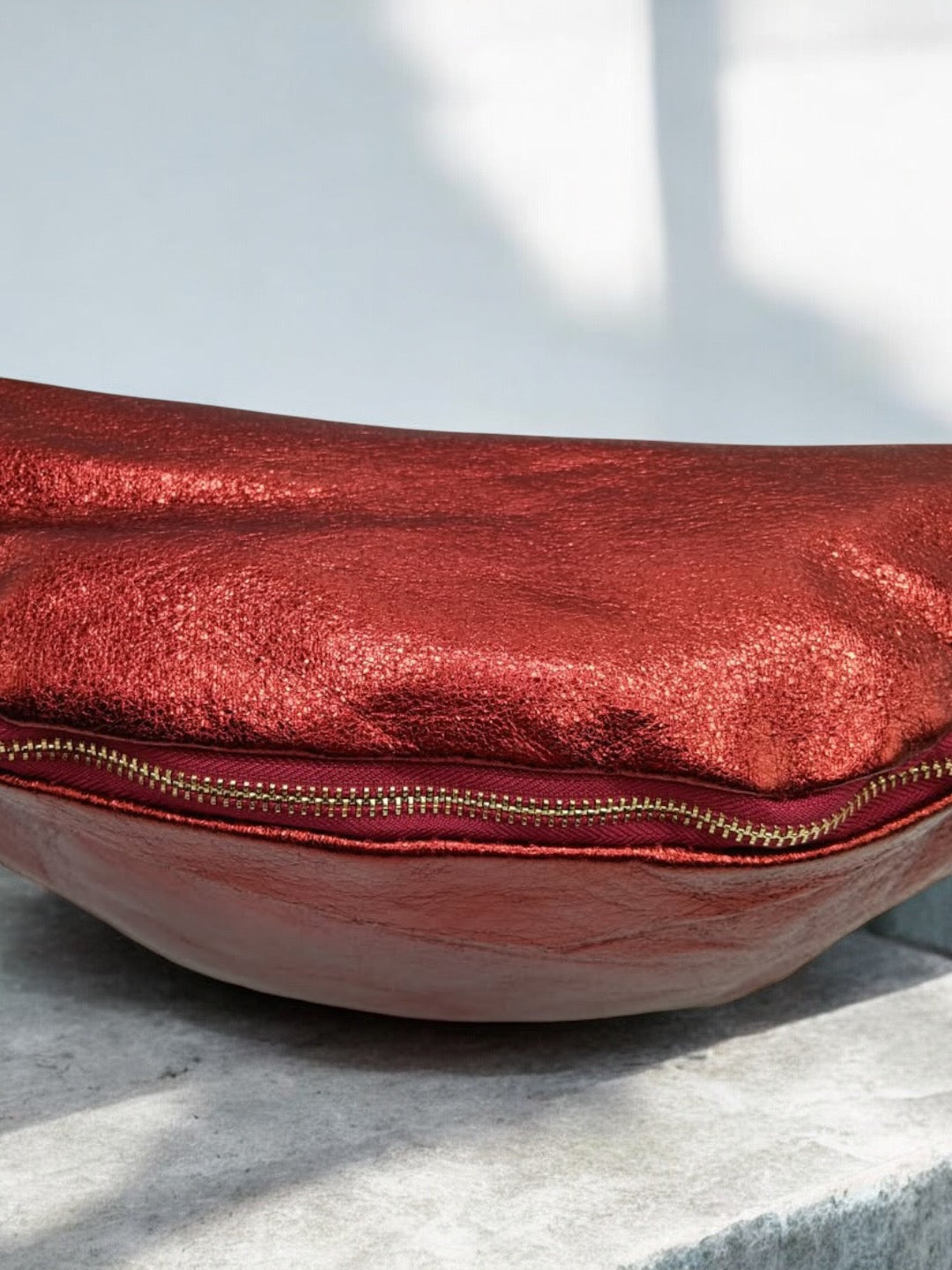 Sac banane XL simili cuir rouge bordeaux irisé mousquetons dorés Le Petit Placard
