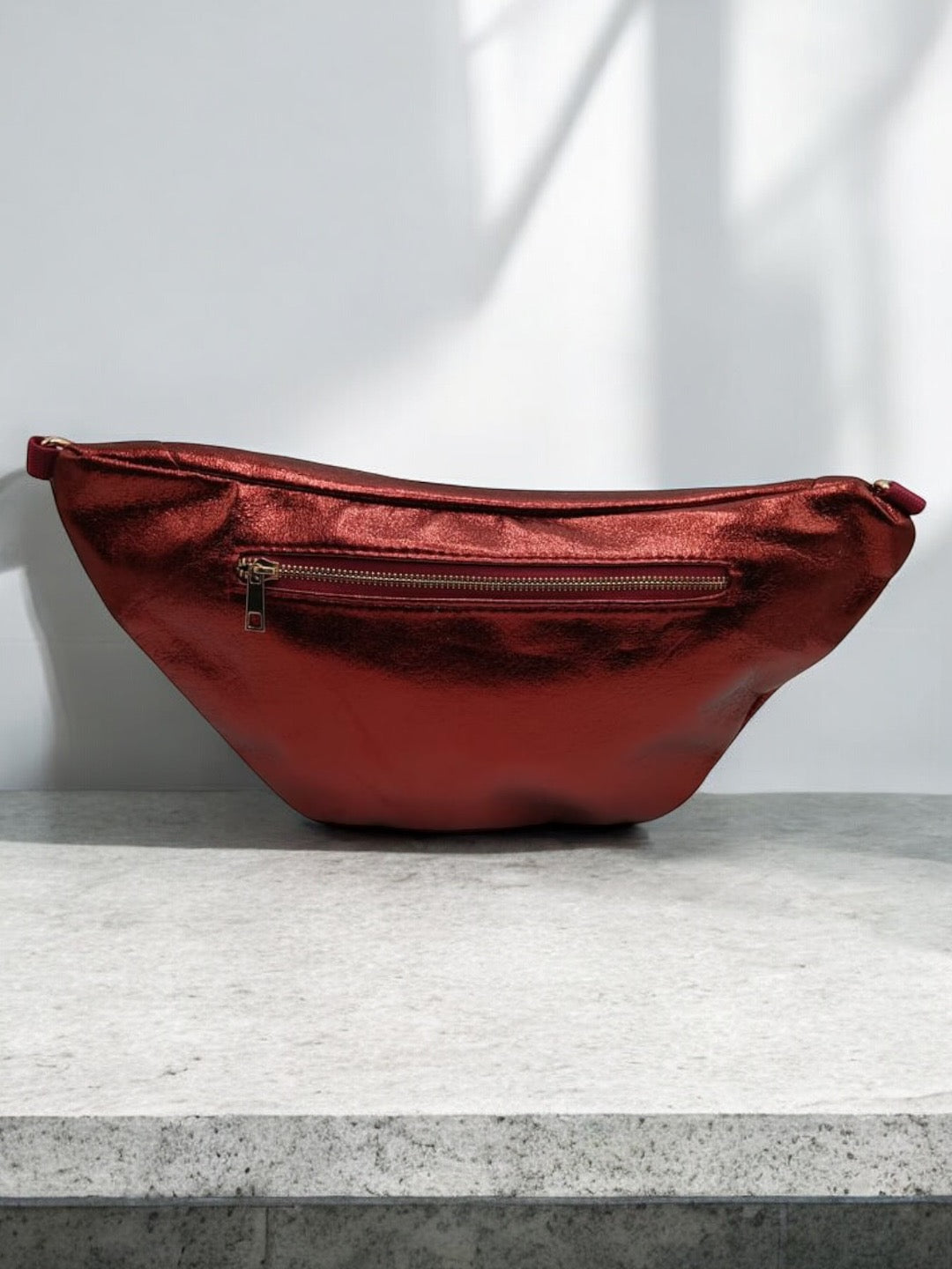 Sac banane XL simili cuir rouge bordeaux irisé mousquetons dorés Le Petit Placard