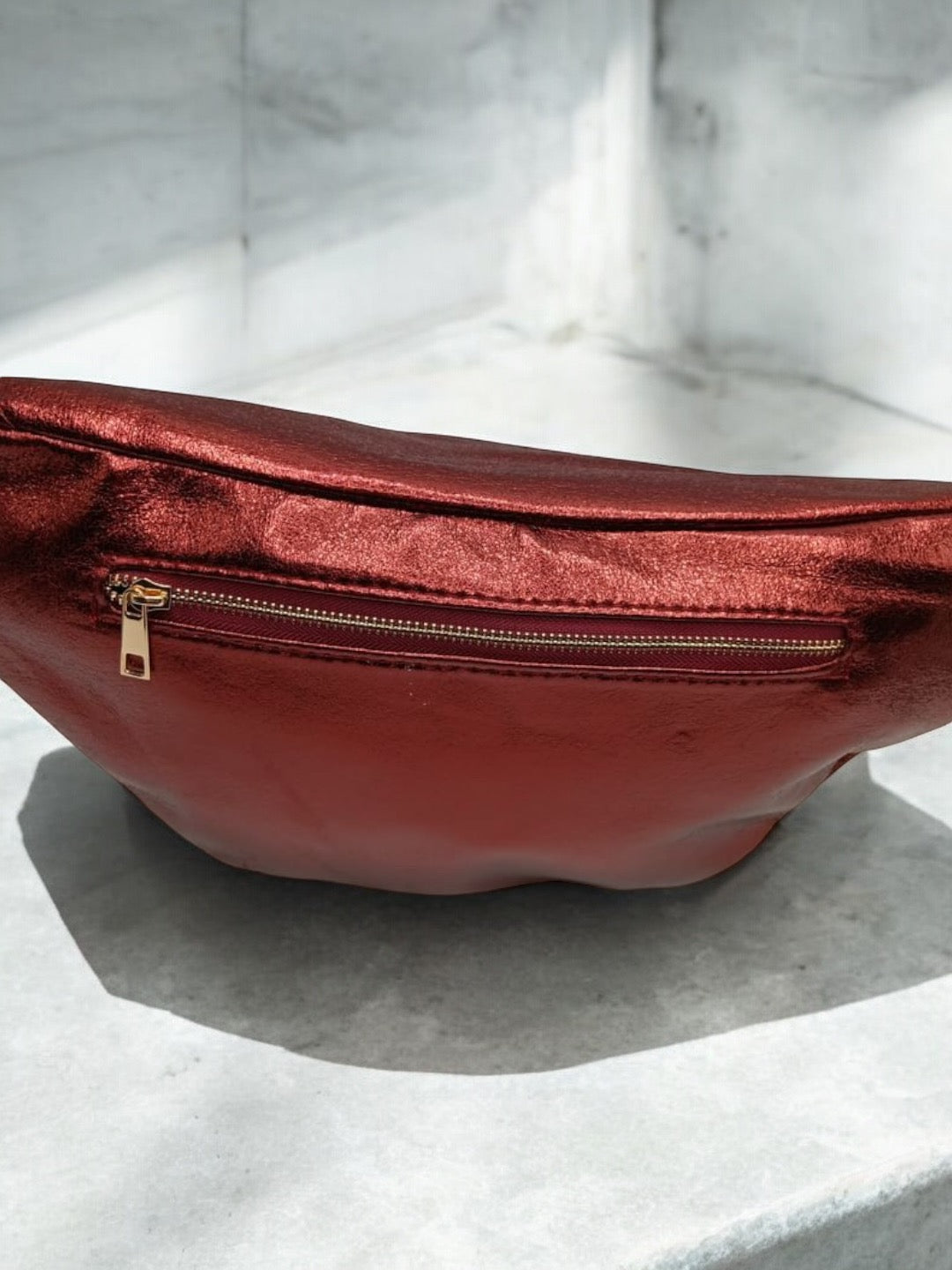 Sac banane XL simili cuir rouge bordeaux irisé mousquetons dorés Le Petit Placard