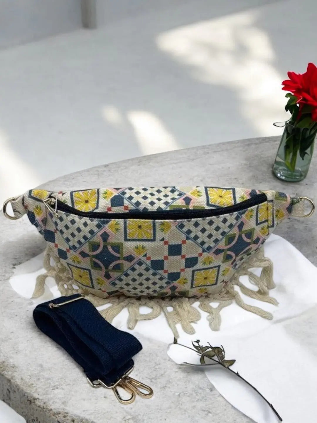Sac banane XL tissu toile blanc bleu motif géométriques boheme avec franges Le Petit Placard