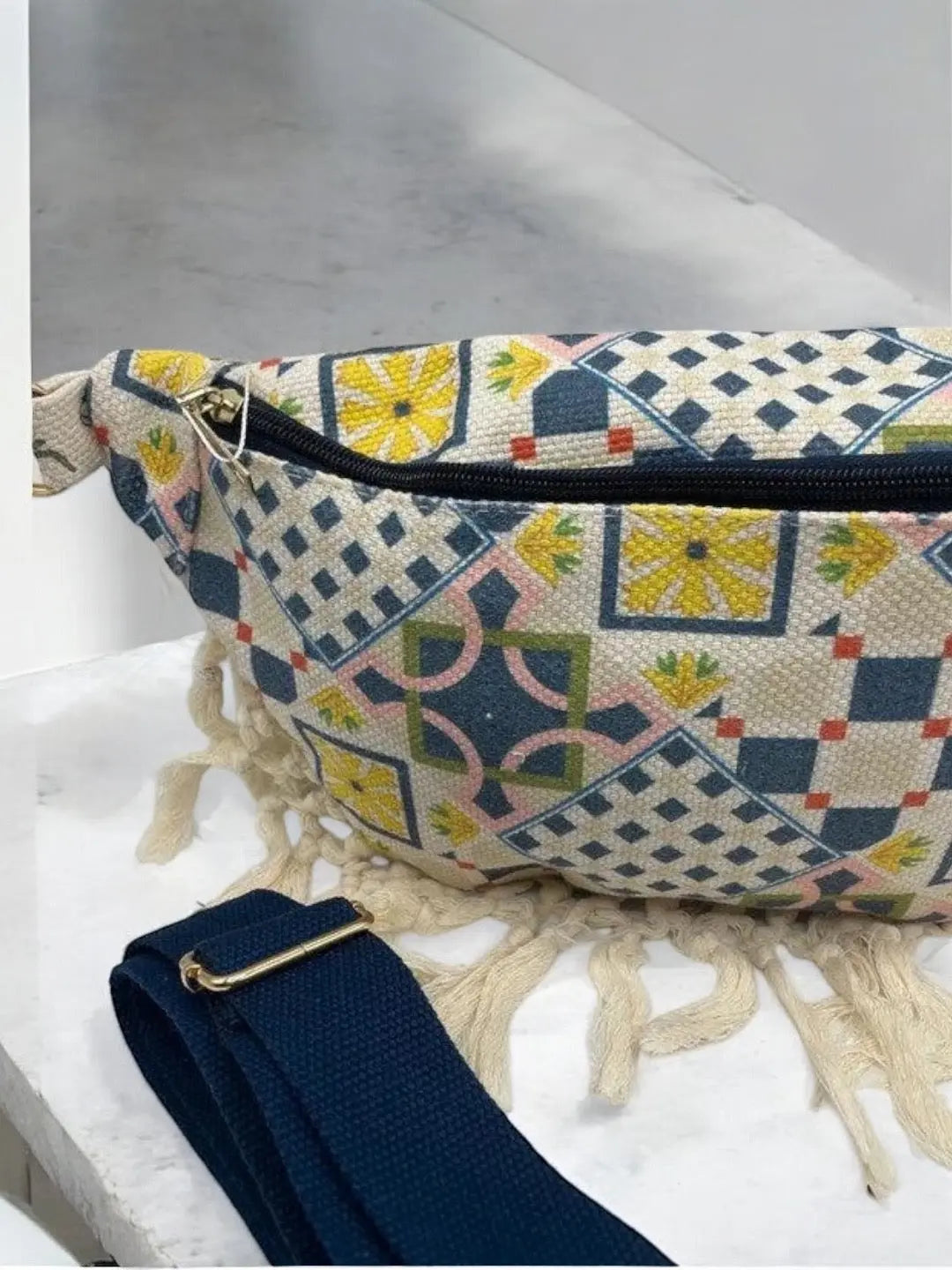 Sac banane XL tissu toile blanc bleu motif géométriques boheme avec franges Le Petit Placard