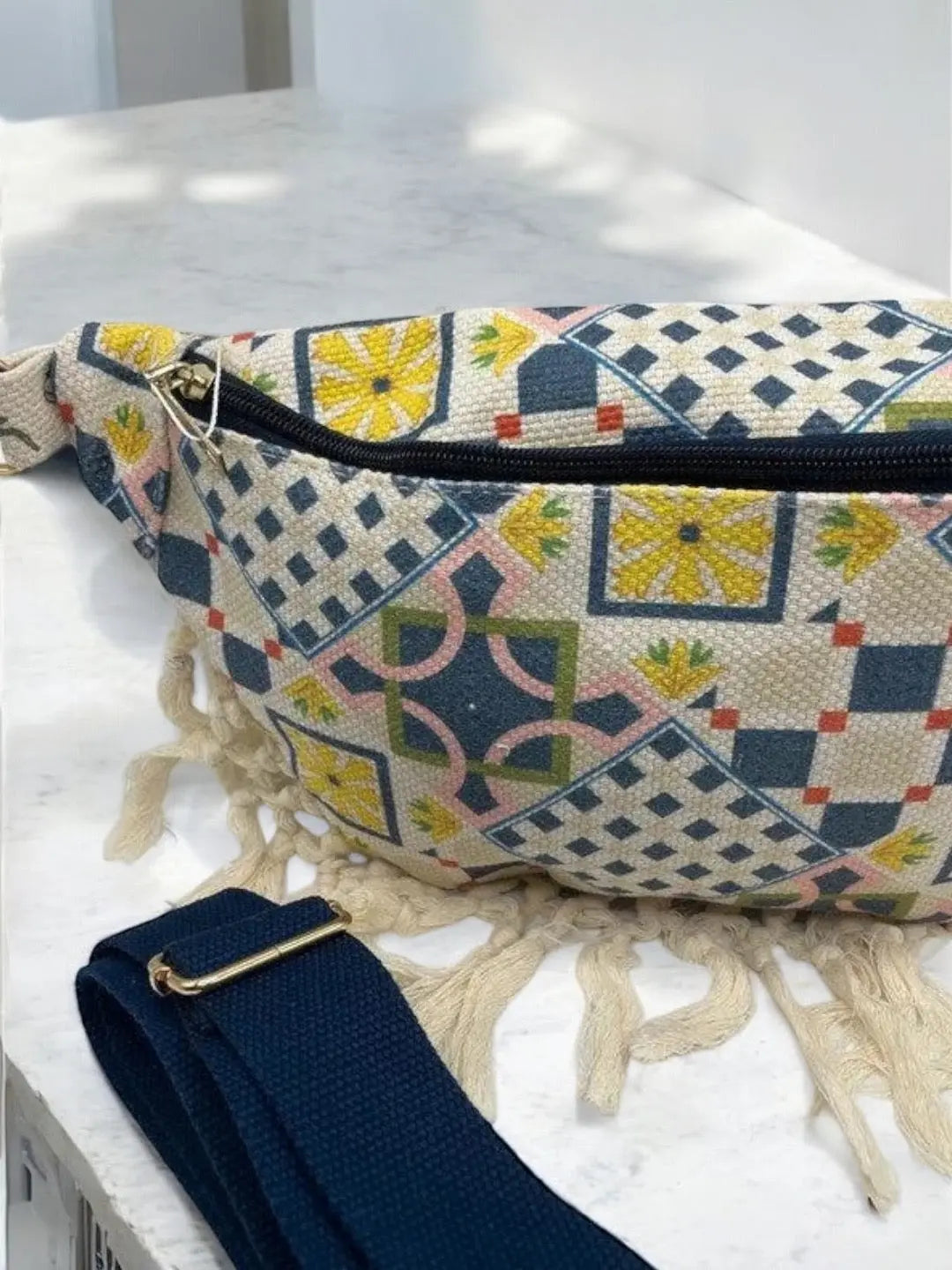 Sac banane XL tissu toile blanc bleu motif géométriques boheme avec franges Le Petit Placard