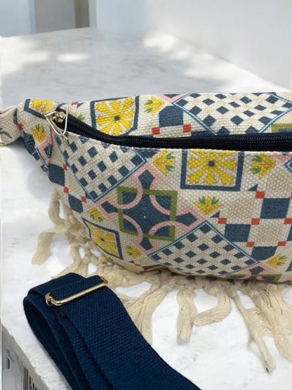 Sac banane XL tissu toile blanc bleu motif géométriques boheme avec franges Le Petit Placard