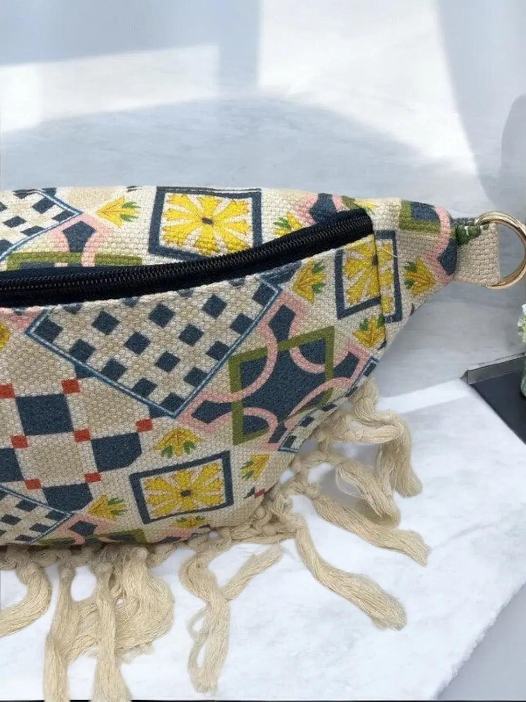Sac banane XL tissu toile blanc bleu motif géométriques boheme avec franges Le Petit Placard