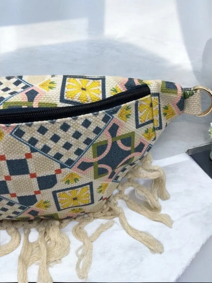 Sac banane XL tissu toile blanc bleu motif géométriques boheme avec franges Le Petit Placard