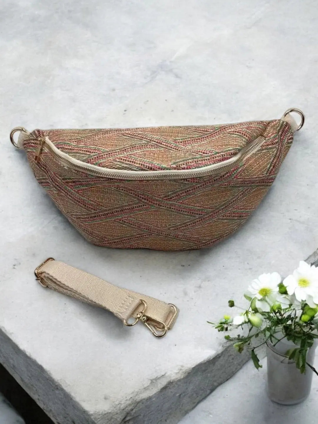 Sac banane XL tressé paille multicolore tons rose Le Petit Placard
