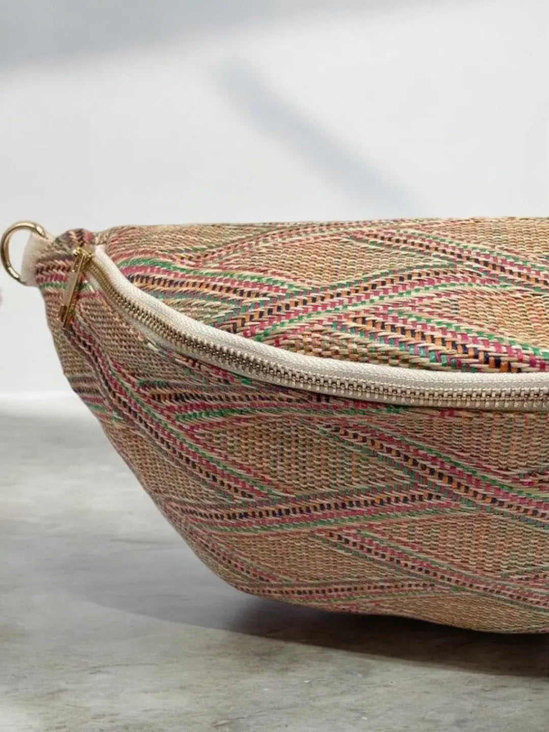 Sac banane XL tressé paille multicolore tons rose Le Petit Placard