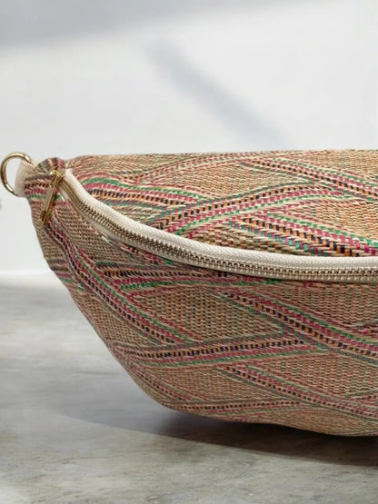 Sac banane XL tressé paille multicolore tons rose Le Petit Placard