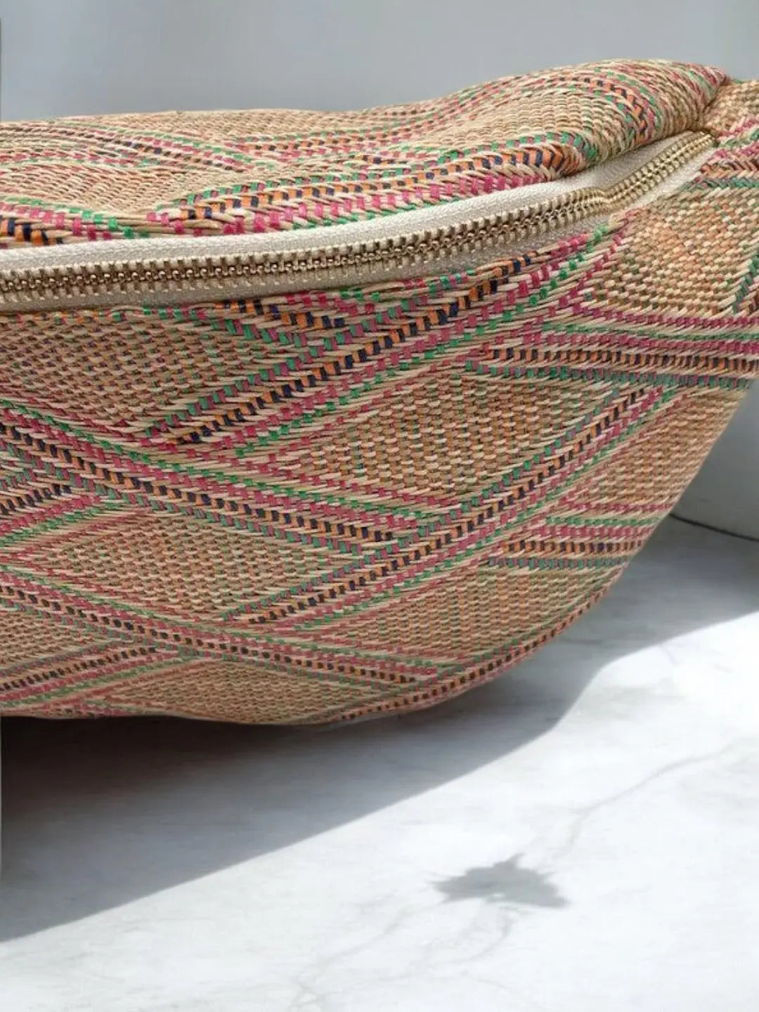Sac banane XL tressé paille multicolore tons rose Le Petit Placard