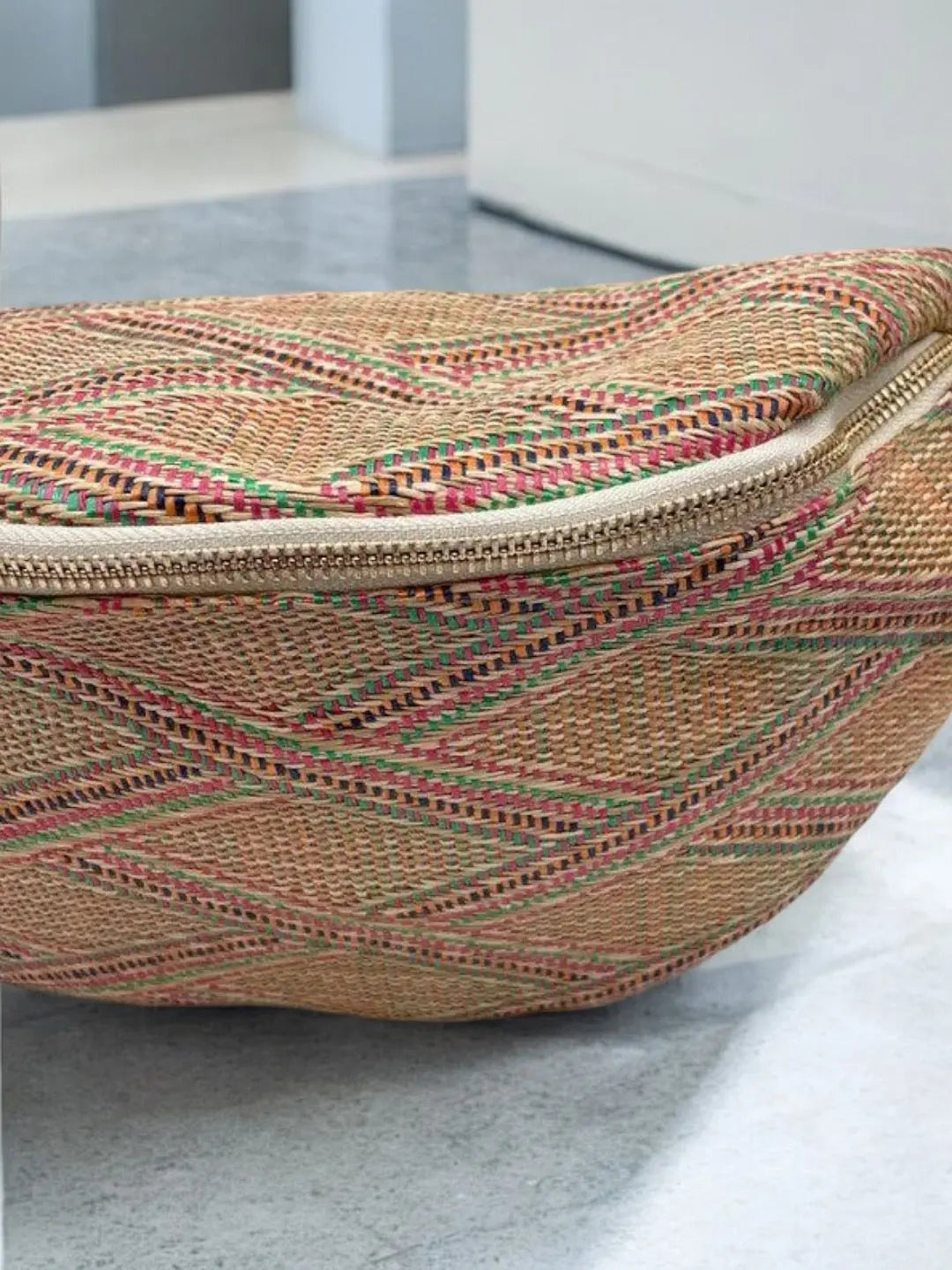 Sac banane XL tressé paille multicolore tons rose Le Petit Placard