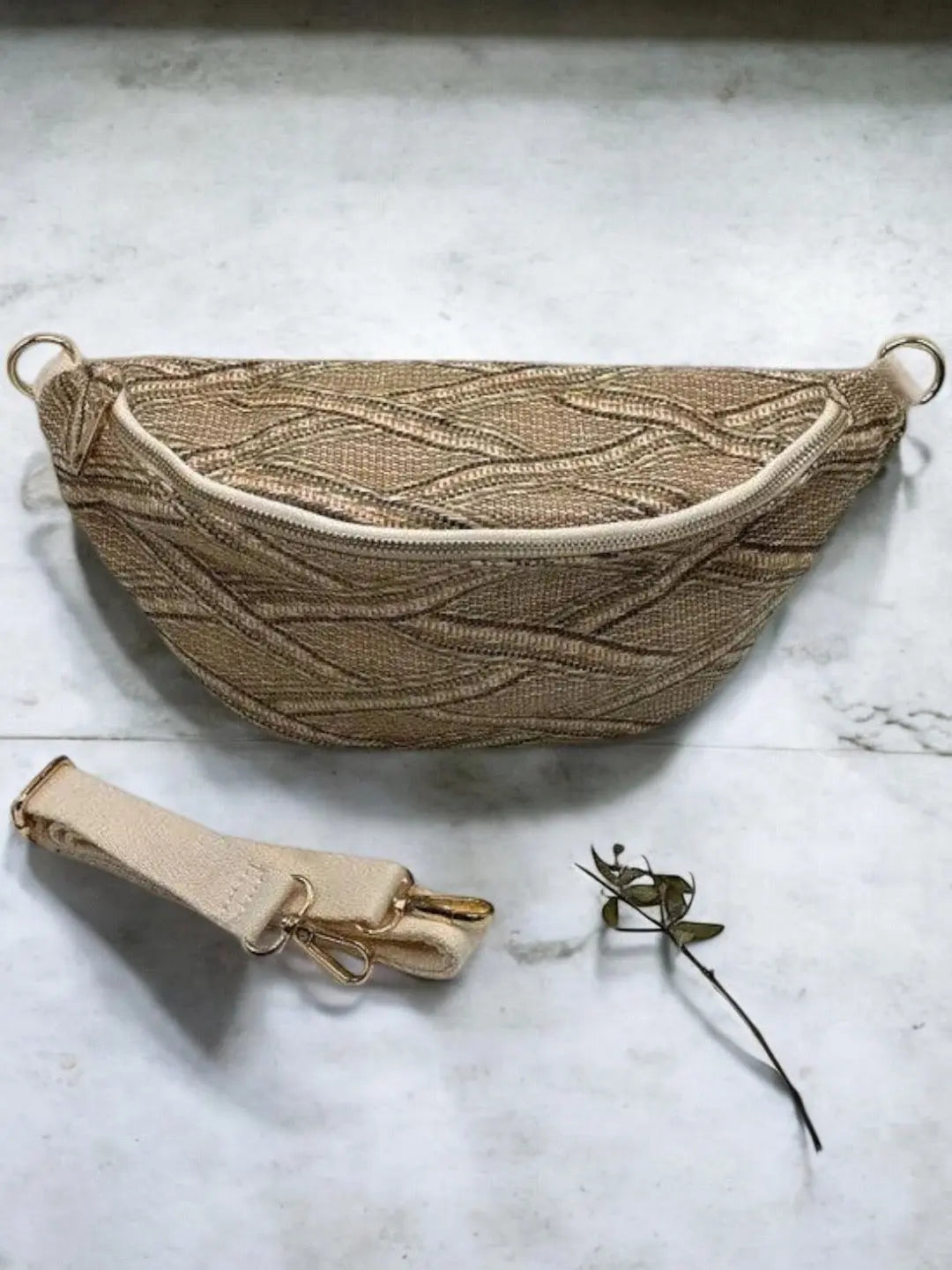 Sac banane XL tressé paille taupe beige Le Petit Placard