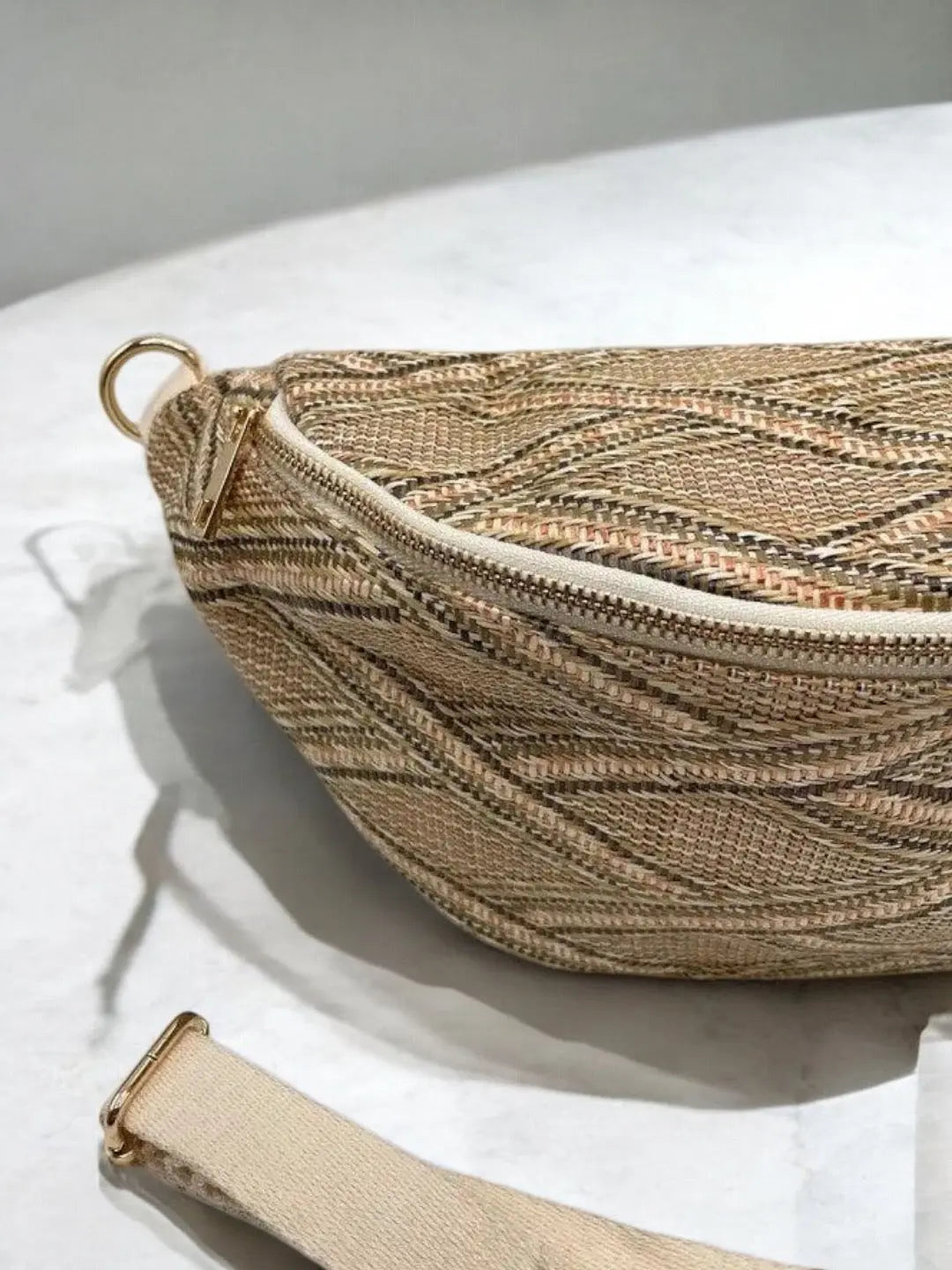 Sac banane XL tressé paille taupe beige Le Petit Placard