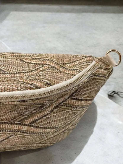 Sac banane XL tressé paille taupe beige Le Petit Placard