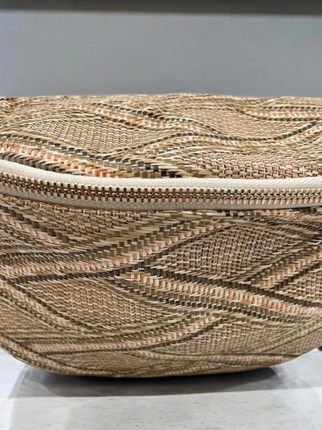 Sac banane XL tressé paille taupe beige Le Petit Placard